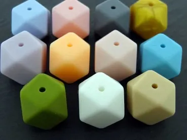 Silikonperlen Hexagon , Farbe: Farben, Grösse: ±17mm, Menge: 2 Stk.