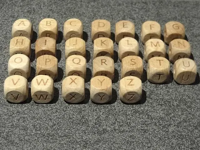 Holz Buchstaben, Farbe: braun, Grösse: ±12mm, Menge: 1 Stk.