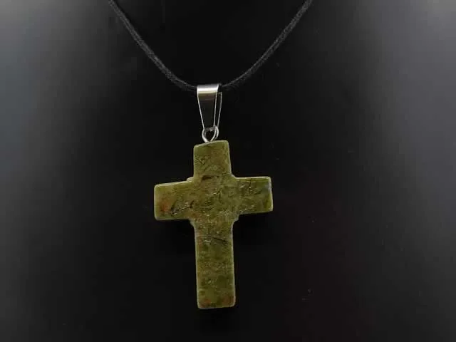 Unakite Pendentif Croix, pierre semi-précieuse, Couleur: vert, Taille: ±25x6mm, Quantité : 1 pièce.