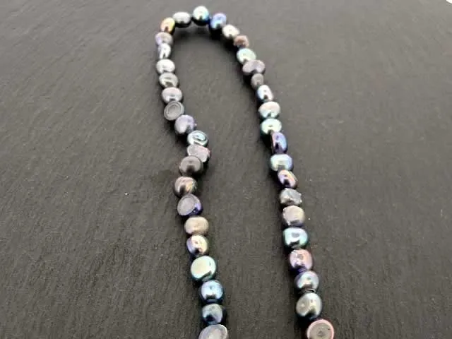 perles d'eau douce flat, Couleur: noir, Taille: ±6-7mm, Quantite: chaîne ±36cm, (±59 piece)