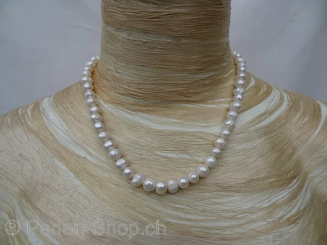 Necklace tied with freshwater pearls, magnetic closure with rhinestones