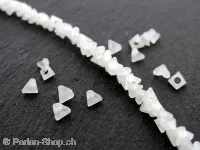 Triangulaire Perles de verre à facettes, Couleur: blanc alabaster, Taille: ±2x4mm, Quantite: ±50 piece
